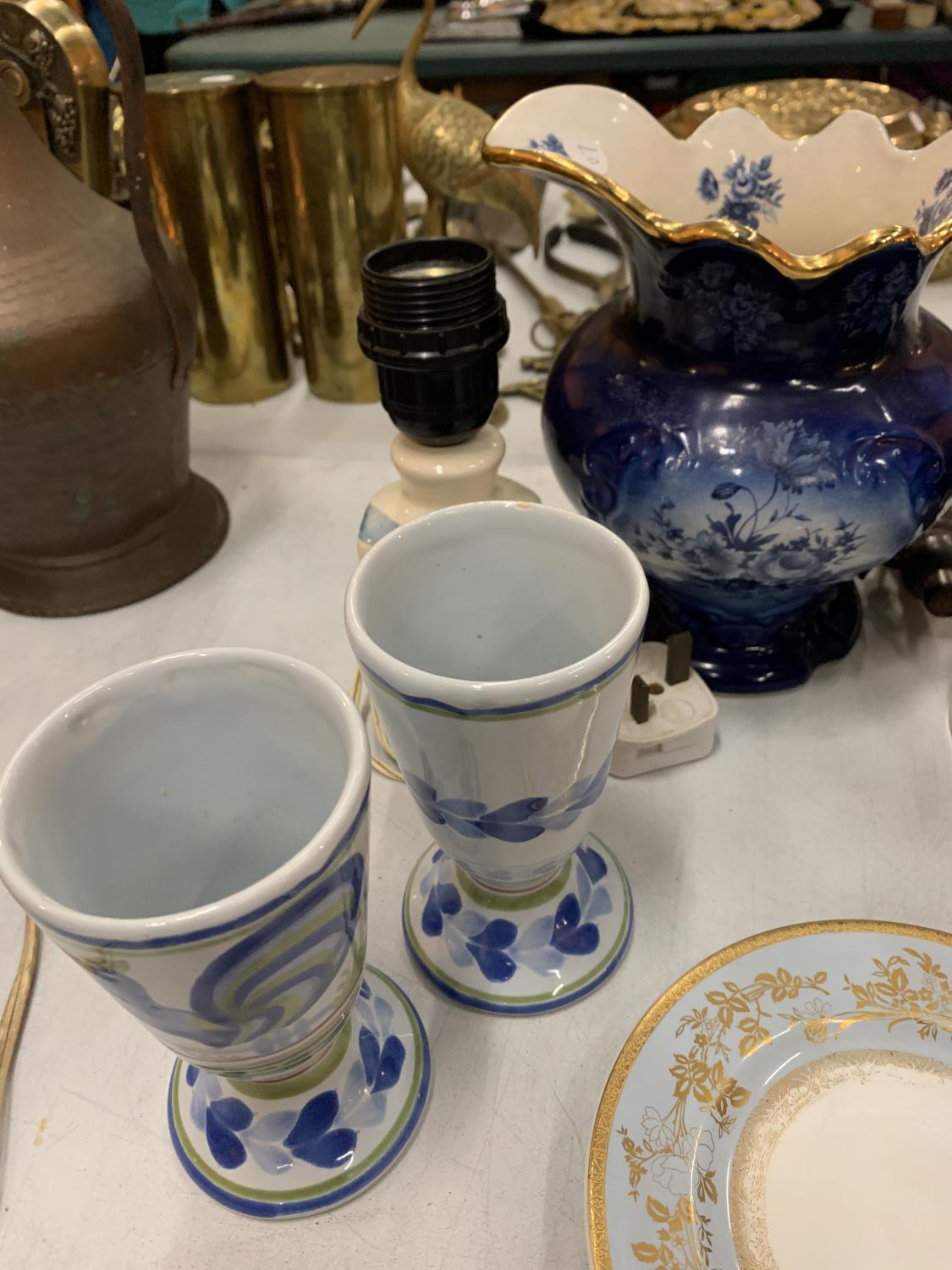 A COLLECTION OF BLUE AND WHITE CERAMIC WARE TO INCLUDE A LARGE JUG, A SERVING PLATTER AND A 'LAMBS - Image 8 of 8