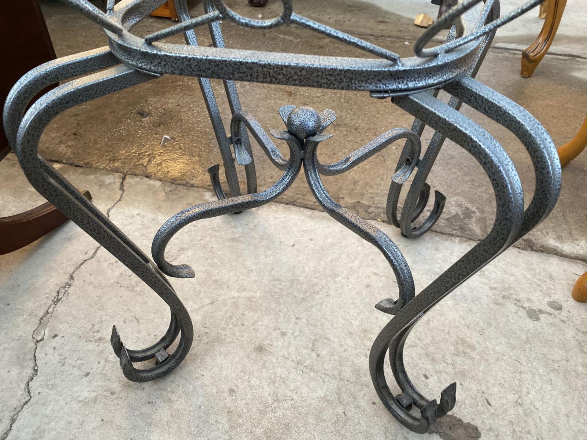 A SMALL WROUGHT IRON OCCASIONAL TABLE WITH GLASS TOP - Image 3 of 3