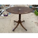 A 19TH CENTURY OVAL MAHOGANY OCCASIONAL TABLE ON TURNED AND FLUTED COLUMN, WITH QUATREFOIL BASE,