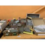 AN COLLECTION OF CARDBOARD AND PLASTIC MODEL TRAIN SET BUILDINGS AND BRIDGES ETC