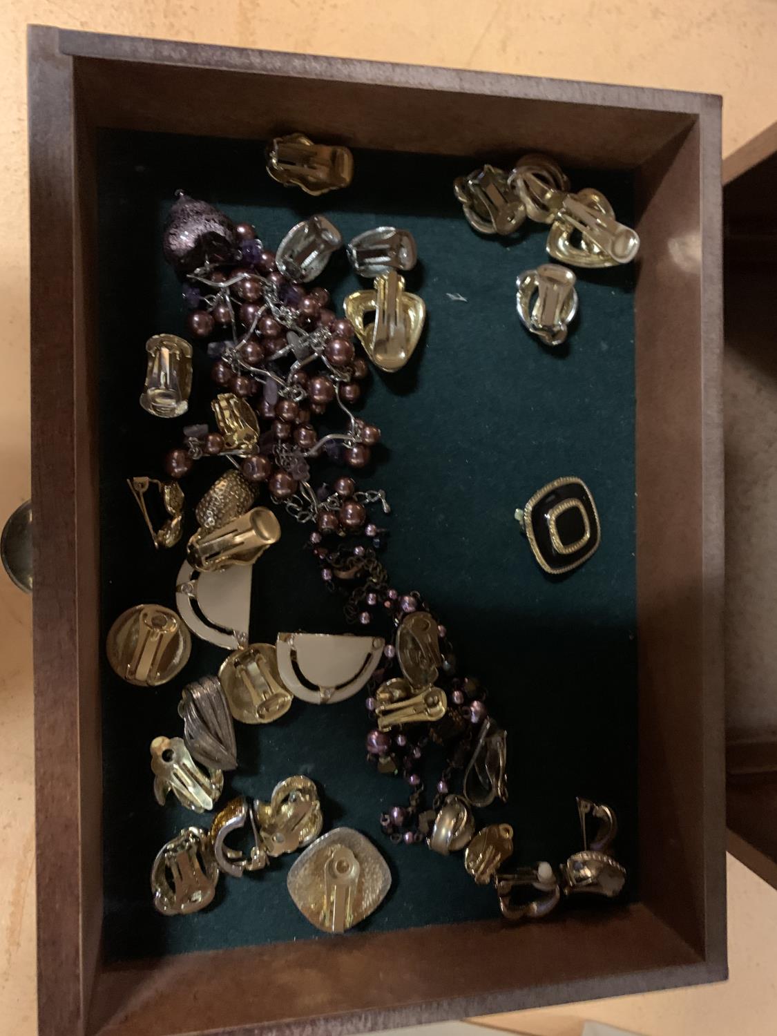 A SIX DRAWER JEWELLERY BOX AND CONTENTS - Image 5 of 7
