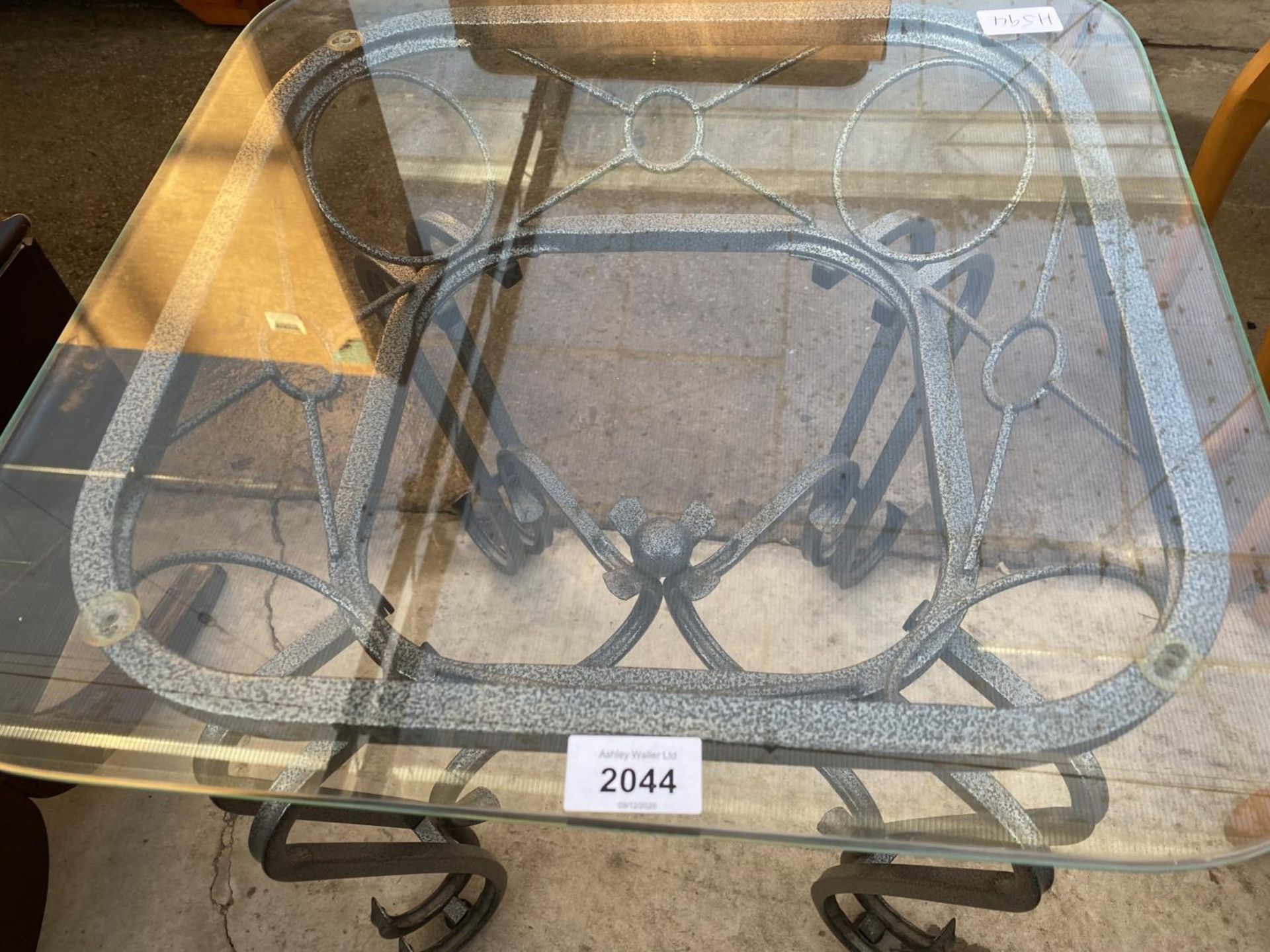 A SMALL WROUGHT IRON OCCASIONAL TABLE WITH GLASS TOP - Image 2 of 3