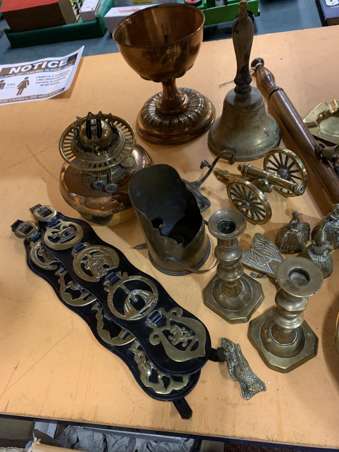 A LARGE QUANTITY OF BRASSWARE TO INCLUDE A BELL, HORSE BRASSES, KETTLE, CANDLESTICKS, CANNON, LAMP - Image 12 of 12