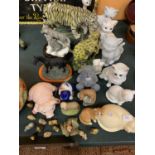 AN ASSORTMENT OF CERAMIC ANIMAL FIGURES TO INCLUDE A BLUE AND WHITE FROG, A LARGE TIGER AND CUB