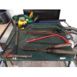 AN ASSORTMENT OF GARDEN TOOLS TO INCLUDE A SPOTLIGHT AND HEDGE TRIMMER ETC