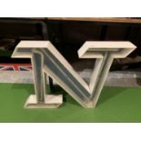 A LARGE NEON LIGHT UP LETTER 'N' APPROX 57CM X 57CM