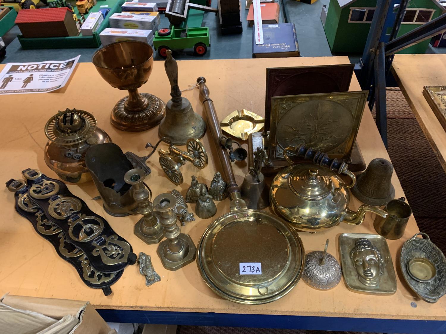 A LARGE QUANTITY OF BRASSWARE TO INCLUDE A BELL, HORSE BRASSES, KETTLE, CANDLESTICKS, CANNON, LAMP - Image 2 of 12