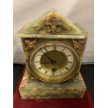 A GREEN ALABASTER MANTEL CLOCK WITH BRASS DETAIL (A/F)