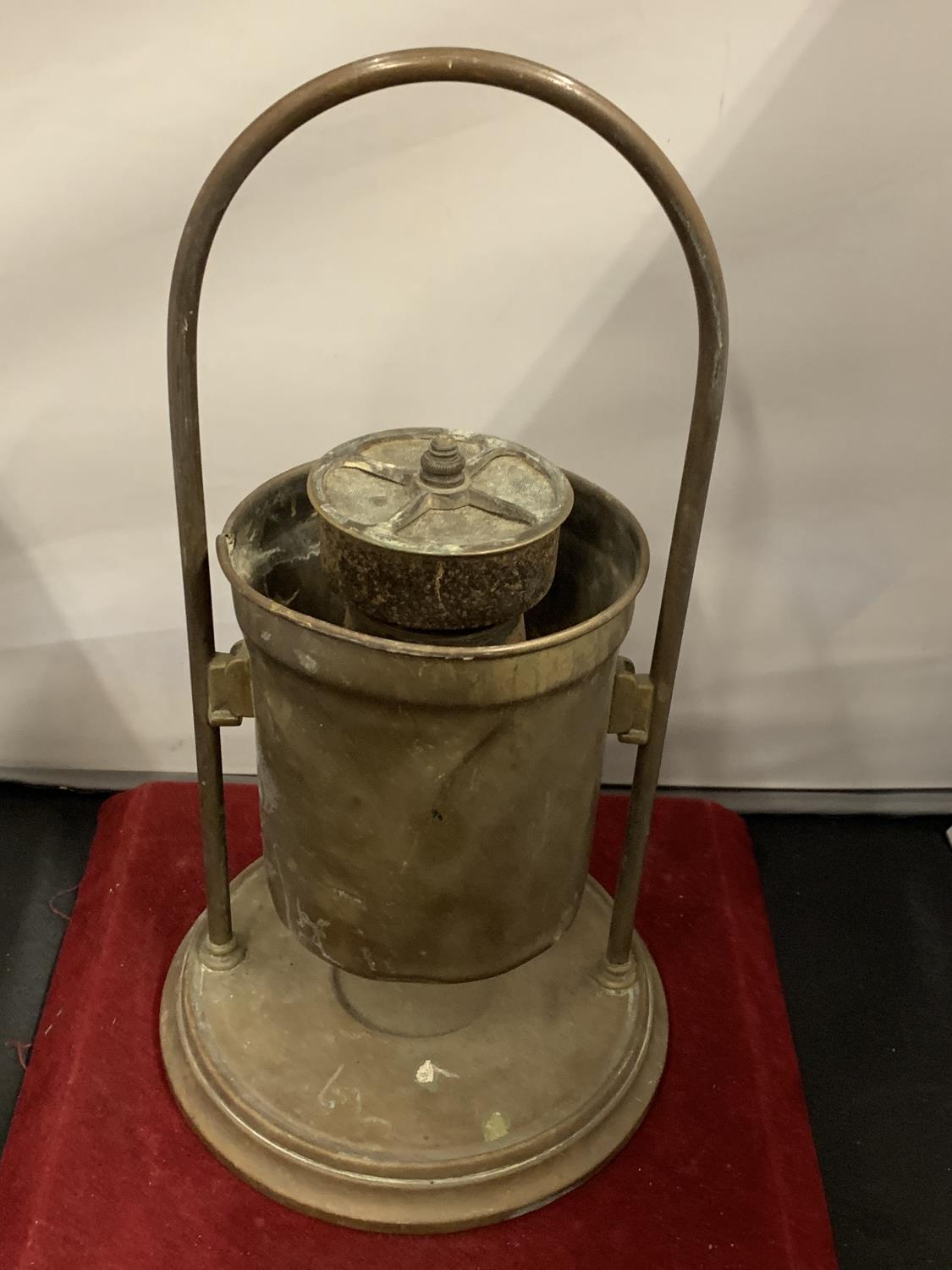 A VINTAGE BRASS VESSEL WITH HANDLE AND TAP - Image 3 of 3