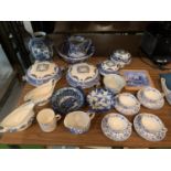 AN ASSORTMENT OF BLUE AND WHITE WARE TO INCLUDE A MATCHING STAFFORDSHIRE MOORLAND JUG AND BOWL ETC