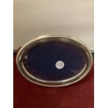 A HALLMARKED SILVER ROPE DESIGN OVAL PICTURE FRAME (WIDTH 16.5CM)