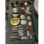 AN ECLECTIC VINTAGE ASSORTMENT TO INCLUDE PEN KNIVES, LIGHTERS AND CLOCKS ETC