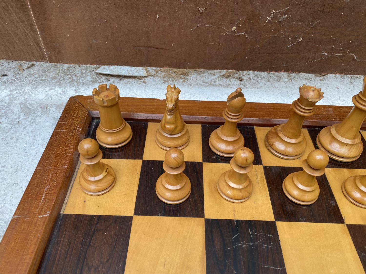 A SET OF STAUNTON CHESSMEN IN A LOCKABLE MAHOGANY CASE WITH KEY TOGETHER WITH A WOODEN CHESS BOARD - Image 6 of 8