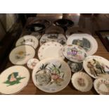 AN ASSORTMENT OF VARIOUS COLLECTABLE AND DECORATIVE PLATES TO INCLUDE WEDGEWOOD AND VILLEROY AND