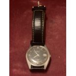 A VINTAGE SEIKO AUTOMATIC WRIST WATCH WITH LEATHER STRAP IN WORKING ORDER