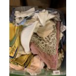 A LARGE ASSORTMENT OF LINEN AND NAPKINS ETC