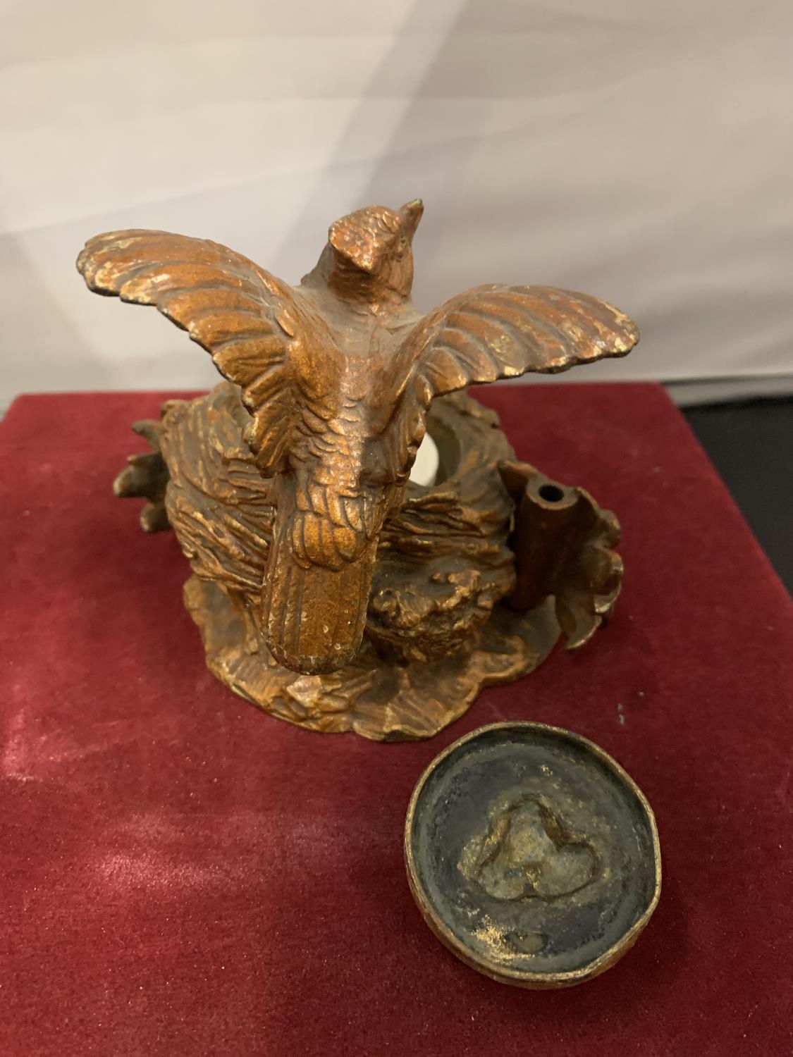 A LATE 19TH CENTURY PAINTED BRONZE INKWELL IN THE FORM OF A BIRD AND BIRD NEST WITH EGGS - Image 3 of 4