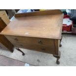 AN EARLY 20TH CENTURY OAK CHEST OF DRAWERS