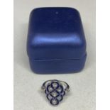 A BLUE KITE ART DECO STYLE DRESS RING SIZE N WEIGHT 6.13G IN A PRESENTATION BOX