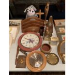 A VARIETY OF WOODEN AND METAL ITEMS TO INCLUDE A SWIZA CARRIAGE CLOCK AND A MAELZEL PAQUET 1946