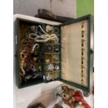 A VINTAGE JEWELLERY BOX CONTAINING AN ASSORTMENT OF VINTAGE COSTUME JEWELLERY