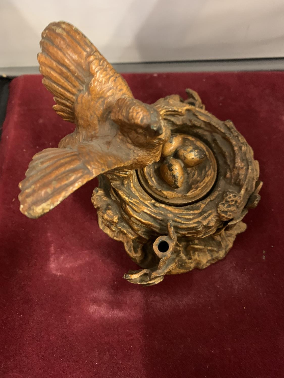 A LATE 19TH CENTURY PAINTED BRONZE INKWELL IN THE FORM OF A BIRD AND BIRD NEST WITH EGGS - Image 4 of 4