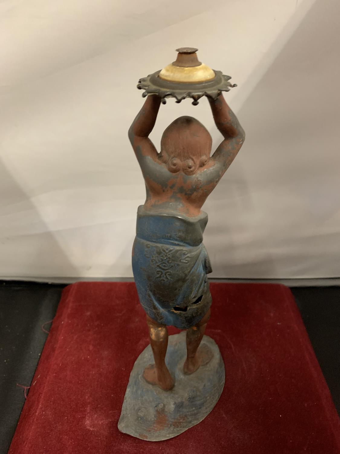 A VINTAGE FIGURINE IN THE FORM OF AN OCEAN ISLANDER - Image 2 of 4