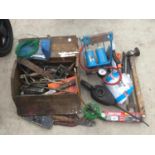 A COLLECTION OF HAND TOOLS TO INCLUDE VINTAGE OIL CANS, FOOT PUMP, HAMMER ETC.