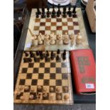 A WOODEN CHESS SET AND BOARD AND A FURTHER GLASS CHESS BOARD WITH WOODEN PIECES