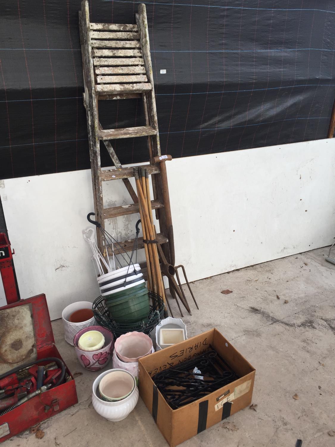 AN ASSORTMENT OF GARDEN TOOLS TO INCLUDE WOODEN STEP LADDERS AND HANGING BASKET BRACKETS ETC