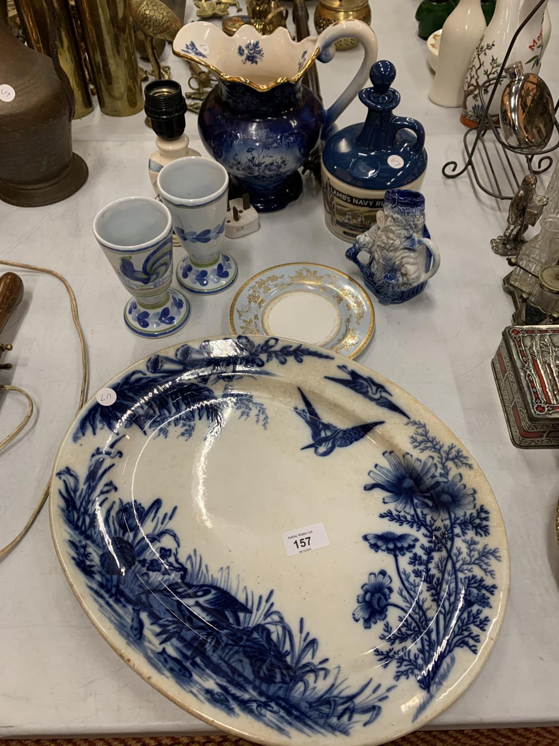 A COLLECTION OF BLUE AND WHITE CERAMIC WARE TO INCLUDE A LARGE JUG, A SERVING PLATTER AND A 'LAMBS