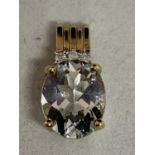 A 9 CARAT GOLD PENDANT WITH A LARGE CLEAR STONE AND CLAR STONE CHIPS