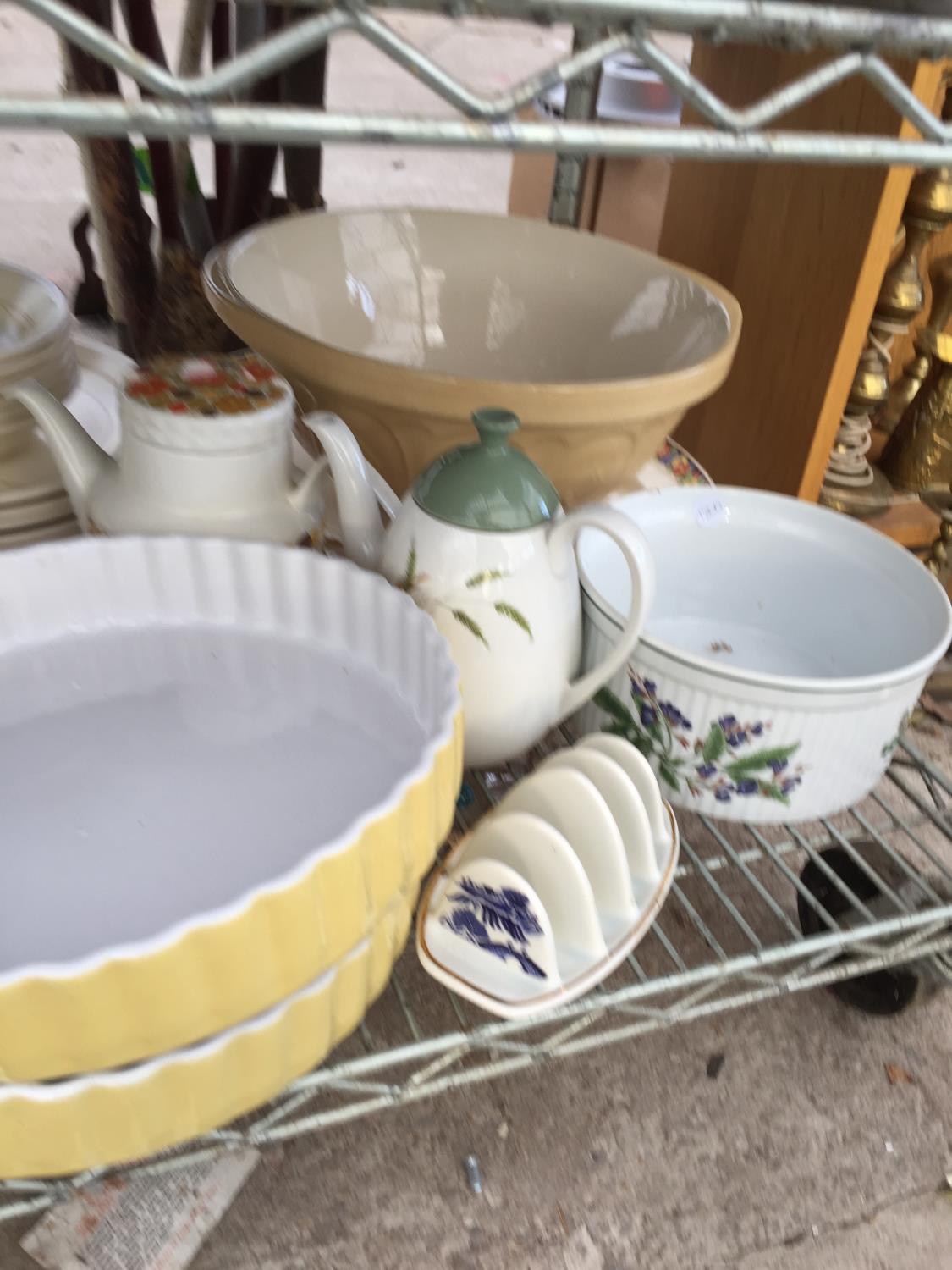 A LARGE QUANTITY OF CERAMIC KITCHEN WARE TO INCLUDE FLAN DISHES ETC - Image 2 of 5