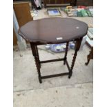 AN EARLY 20TH CENTURY OVAL OAK OCCASIONAL TABLE ON BARLEYTWIST LEGS, 24x17"