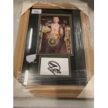 A FRAMED COLOUR PHOTOGRAPH AND AN AUTOGRAPH OF BOXER JOE CALZAGHE COMPLETE WITH CERTIFICATE OF