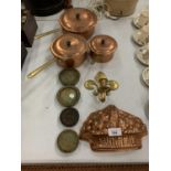 A QUANTITY OF BRASS AND COPPERWARE TO INCLUDE THREE SAUCEPANS AND A JELLY MOULD