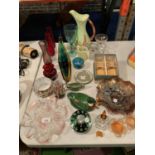 AN ECLECTIC ASSORTMENT OF GLASS AND CERAMIC WARE TO INCLUDE A LARGE CARLTON WARE JUG AND A JASPER