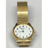 A SEKONDA YELLOW METAL WRIST WATCH IN WORKING ORDER