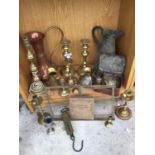 AN ASSORTMENT OF VINTAGE BRASS WARE TO INCLUDE CANDLE STICKS ETC