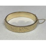 A 9 CARAT GOLD BANGLE WEIGHT 16.4 g