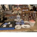 AN ECLECTIC MIX OF COLLECTABLE ITEMS TO INCLUDE THIMBLES, JASPERWARE ETC