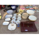 AN ASSORTMENT OF VINTAGE KITCHEN WARE TO INCLUDE TWO LARGE MIXING BOWLS ETC