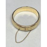 A 9 CARAT GOLD BANGLE WEIGHT 20g ENGRAVED FELICITY TO THE INSIDE
