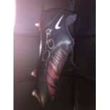 A NIKE TOTAL 90 FOOTBALL BOOT SIGNED BY KEVIN PHILIPS COMPLETE WITH A CERTIFICATE OF AUTHENTICITY