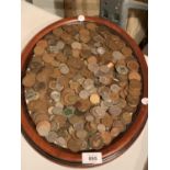 A WOODEN TRAY CONTAINING AN ASSORTMENT OF VINTAGE COINS