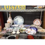 AN ASSORTMENT OF DECORATIVE CERAMIC PLATES TO INCLUDE A DECORATIVE TABLE LAMP ETC
