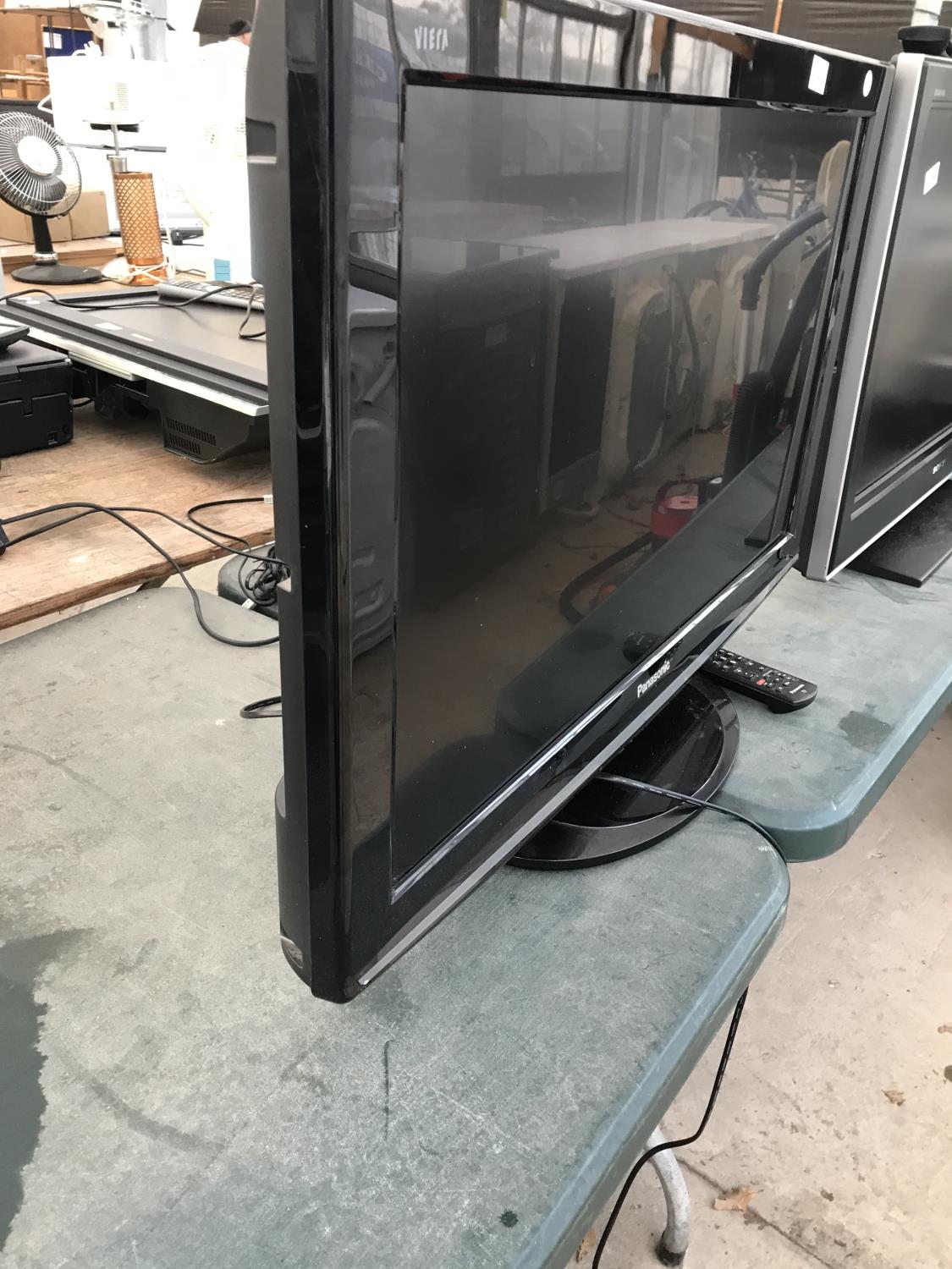 A PANASONIC 32" TELEVISION WITH REMOTE BELIEVED IN WORKING ORDER BUT NO WARRANTY - Image 4 of 4