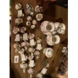 A GROUP OF MINIATURE CERAMICS TO INCLUDE DOLLS HOUSE TABLEWARE