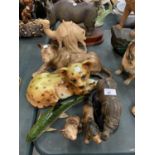 AN ASSORTMENT OF EIGHT ANIMAL FIGURES TO INCLUDE A LARGE RHINO ON A WOODEN PLINTH ETC