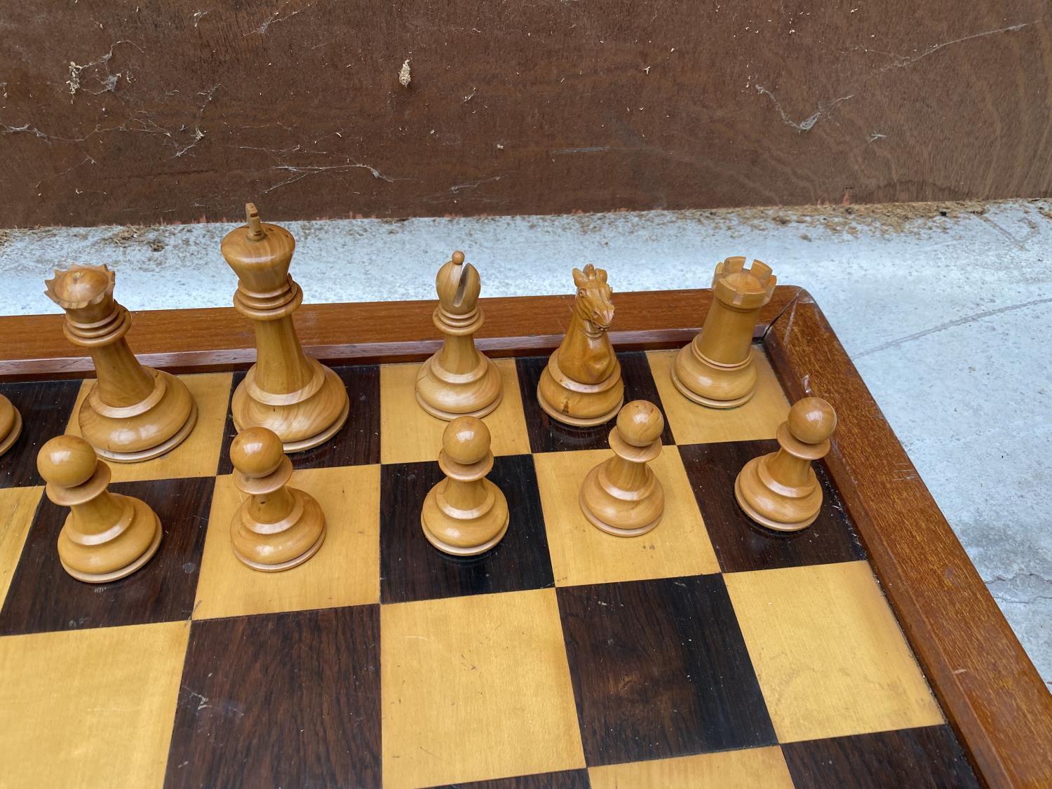 A SET OF STAUNTON CHESSMEN IN A LOCKABLE MAHOGANY CASE WITH KEY TOGETHER WITH A WOODEN CHESS BOARD - Image 7 of 8